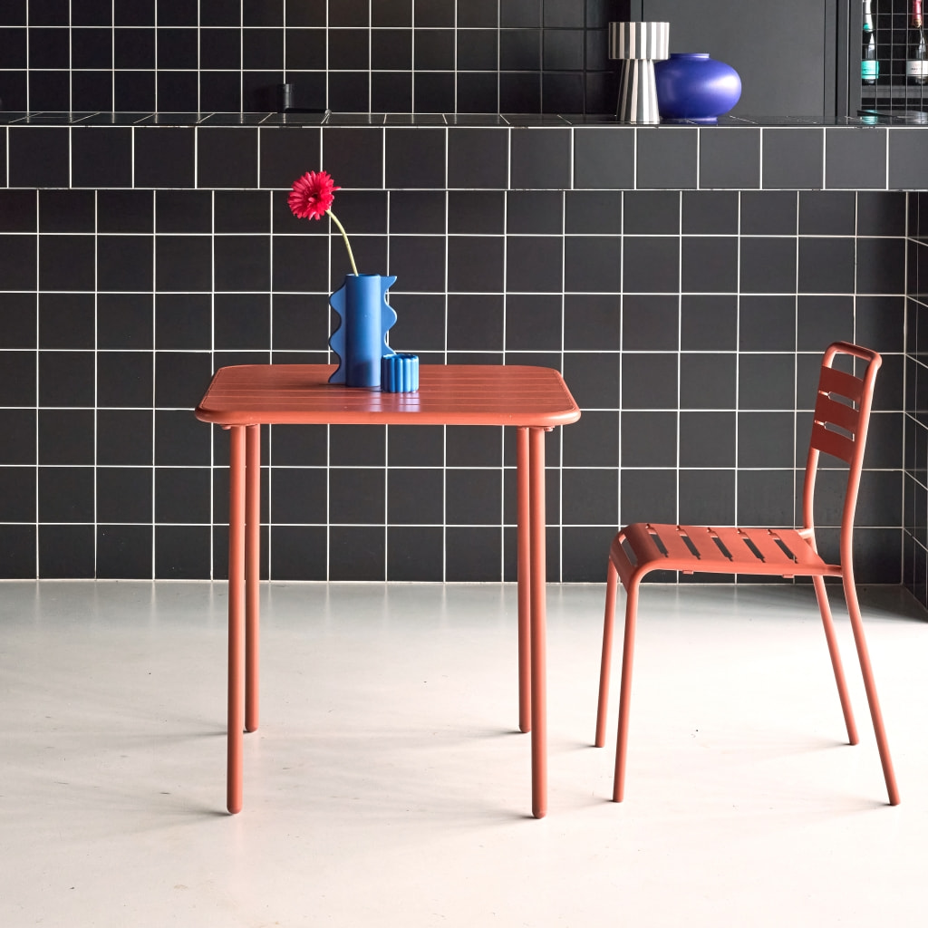 Table de jardin métal 2 places. terracotta. Amelia. 70x70cm. traitement antirouille. lattes et bords arrondis