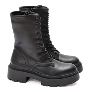 Anfibi in simil pelle con stringhe