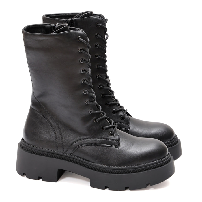 Anfibi in simil pelle con stringhe