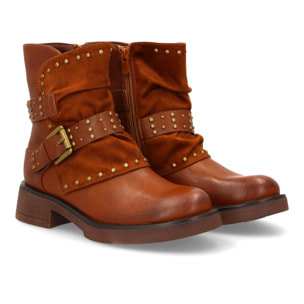 Bota biker con tachuelas y hebilla