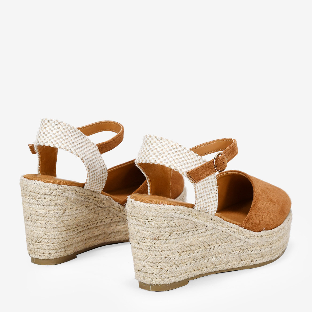 Alpargatas marrones con pulsera y suela de esparto