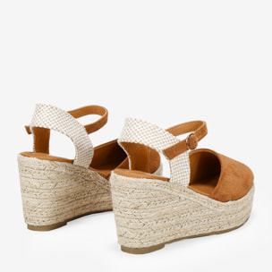 Alpargatas marrones con pulsera y suela de esparto