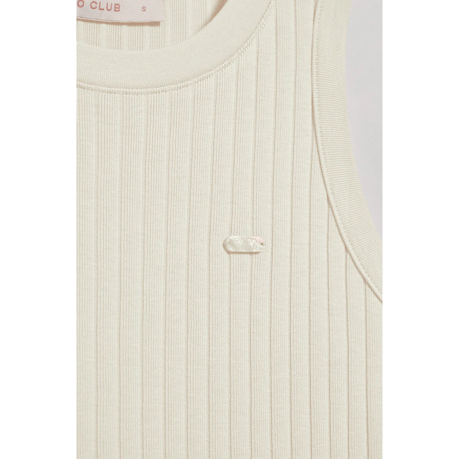 Camiseta top Tamika color crudo acanalada con detalle de botón nacarado Polo Club