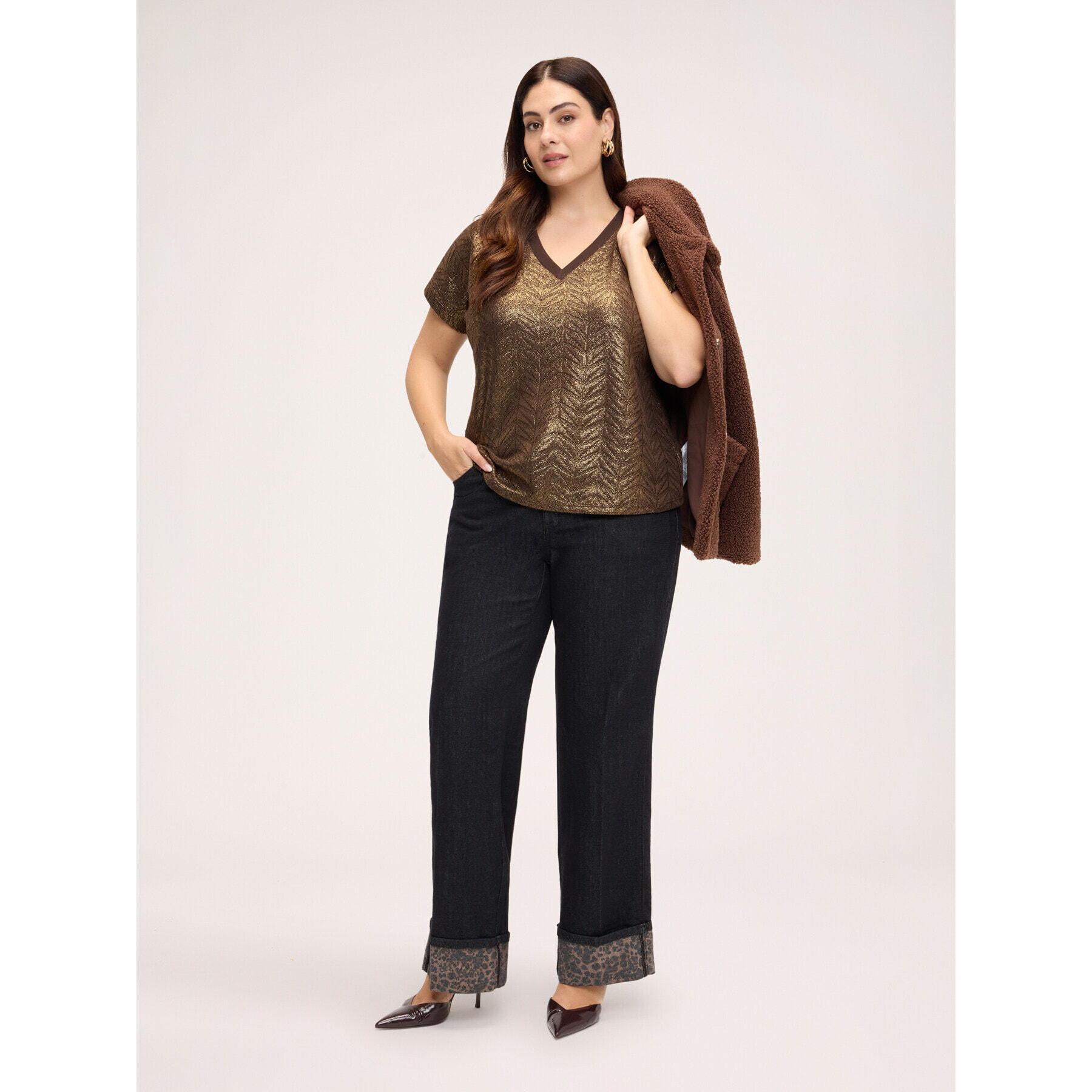 Fiorella Rubino - T-shirt in jersey laminato scollo a V - Marrone