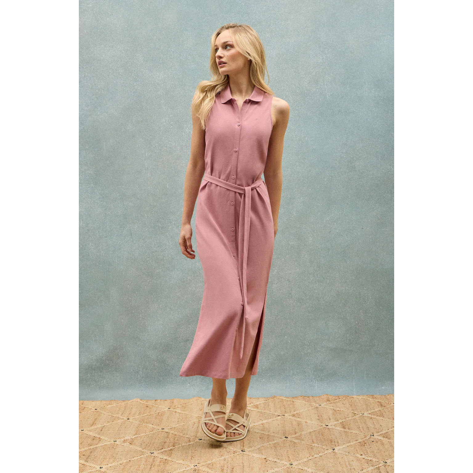 Vestito rosa cipria smanicato e abbottonato con monogramma ricamato