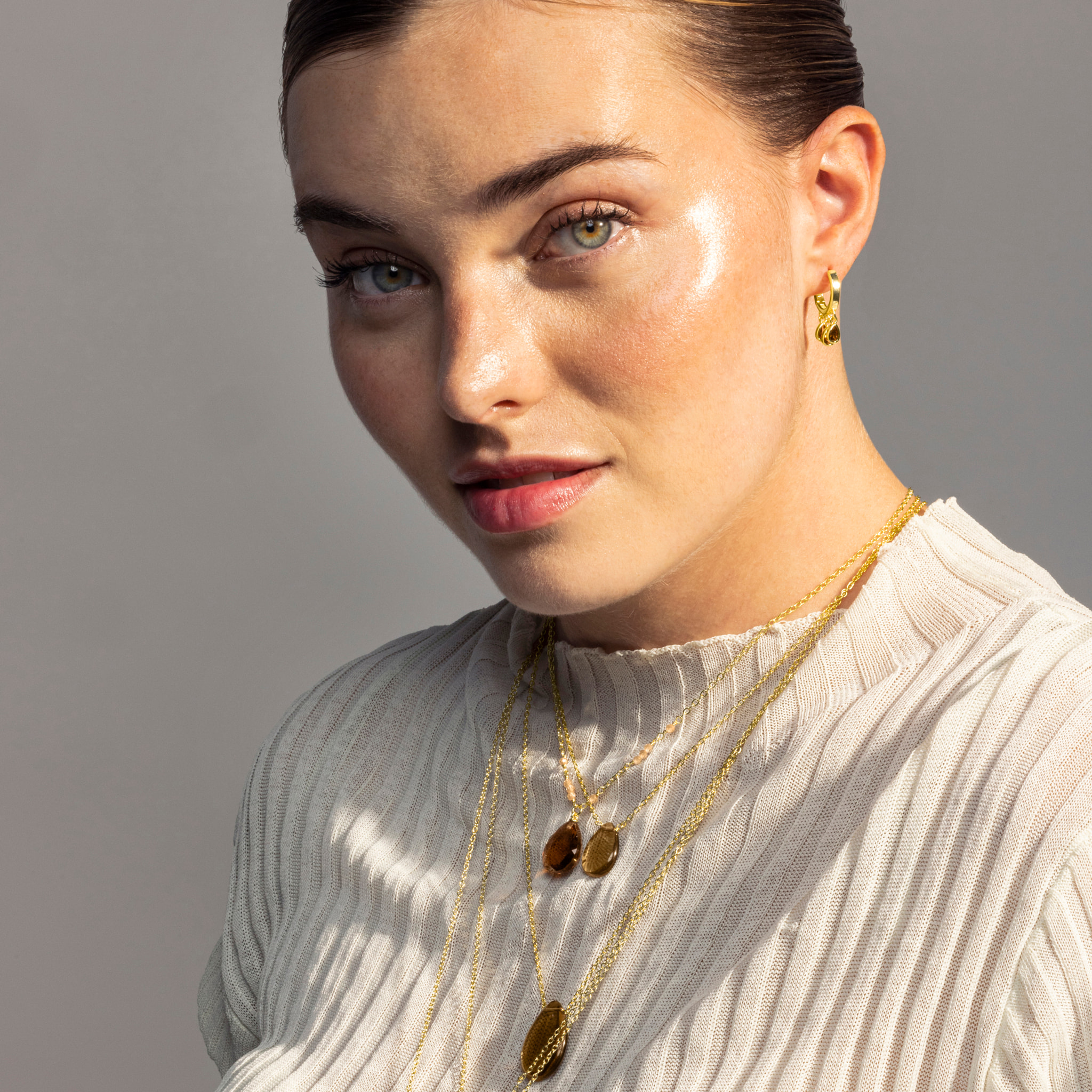 Pendientes de Circonita Esmeralda acabados en oro amarillo de 18k