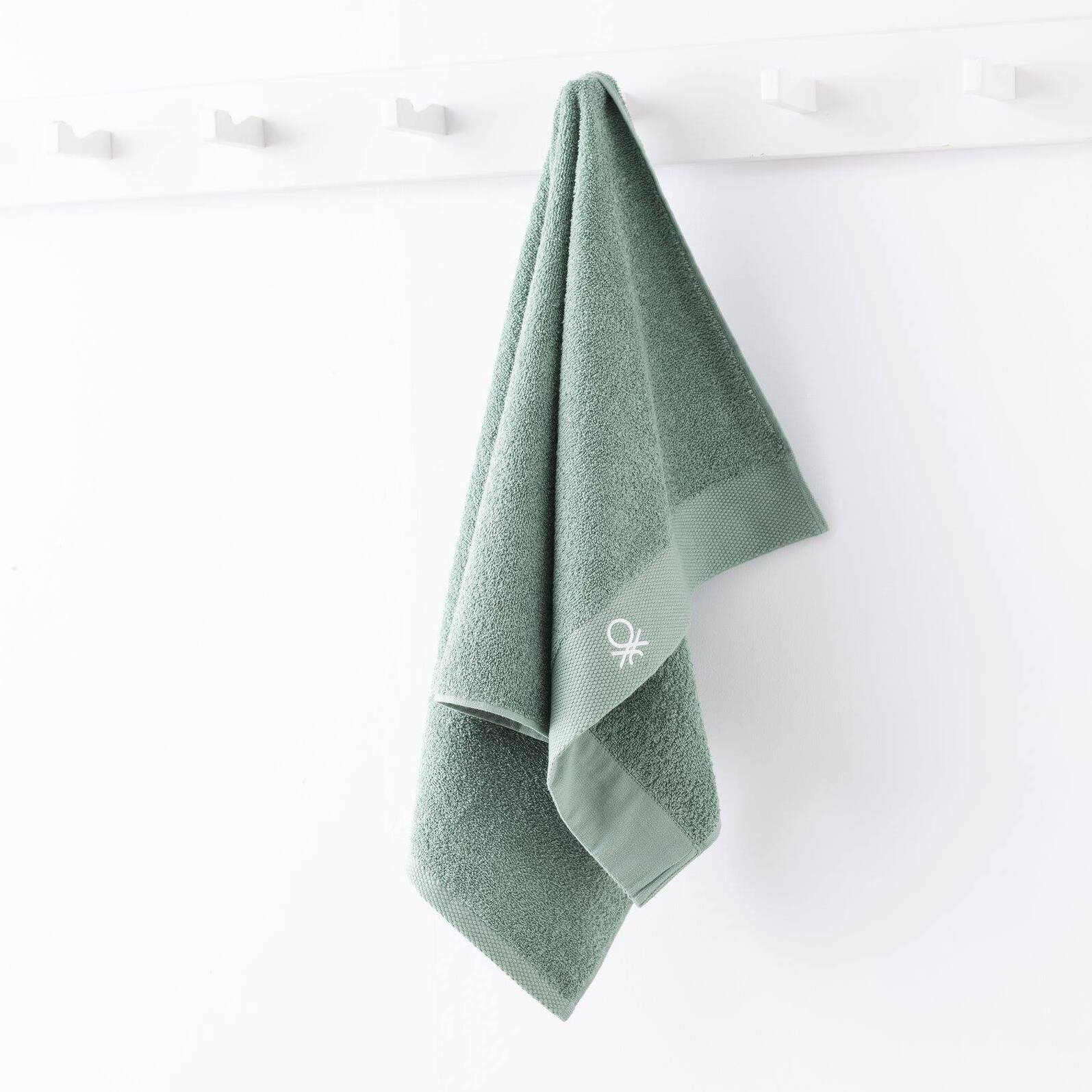 Toalla de baño 70x140cm 100% algodón 450gsm en color verde - suave, absorbente y secado rápido