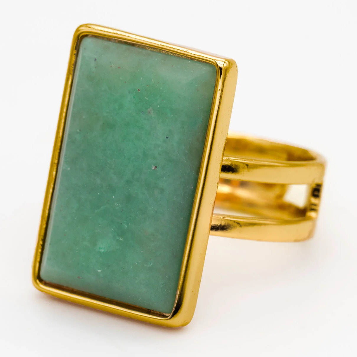 Anillo con piedra rectangular