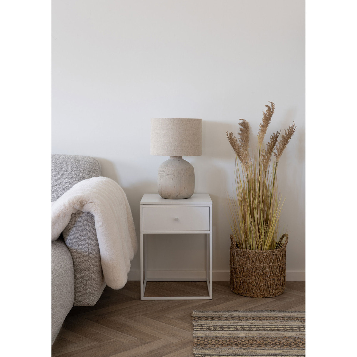 Lampada da tavolo Bilby in ceramica beige con paralume in lino
