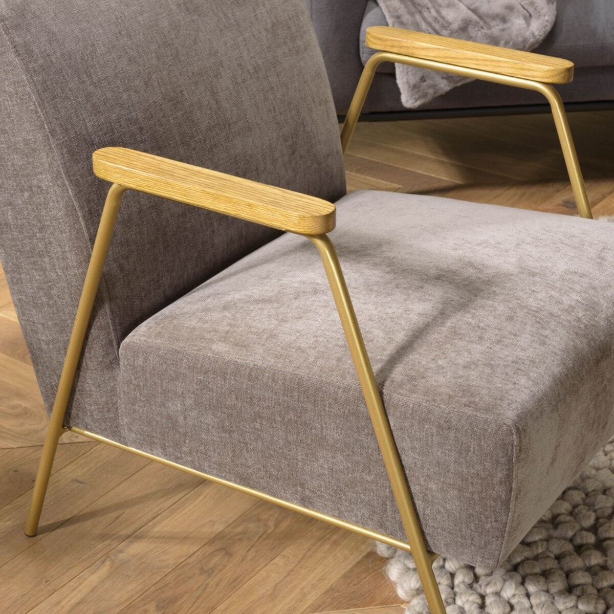 AGATHE - Fauteuil lounge tissu taupe métal doré accoudoirs bois