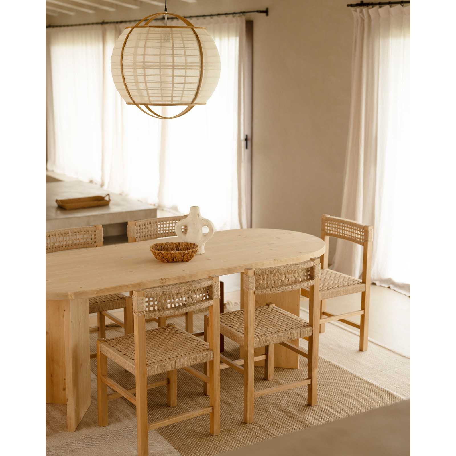 Table à manger en bois massif ton chêne moyen en différentes tailles