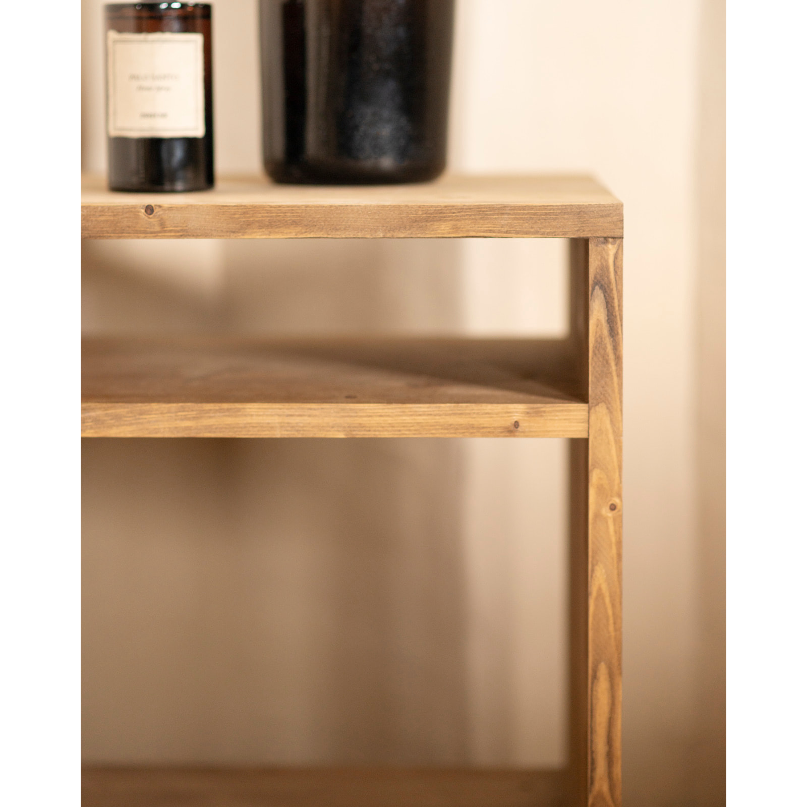 Table de chevet en bois massif ton chêne foncé 51x32cm Hauteur: 50.5 Longueur: 32 Largeur: 37.5