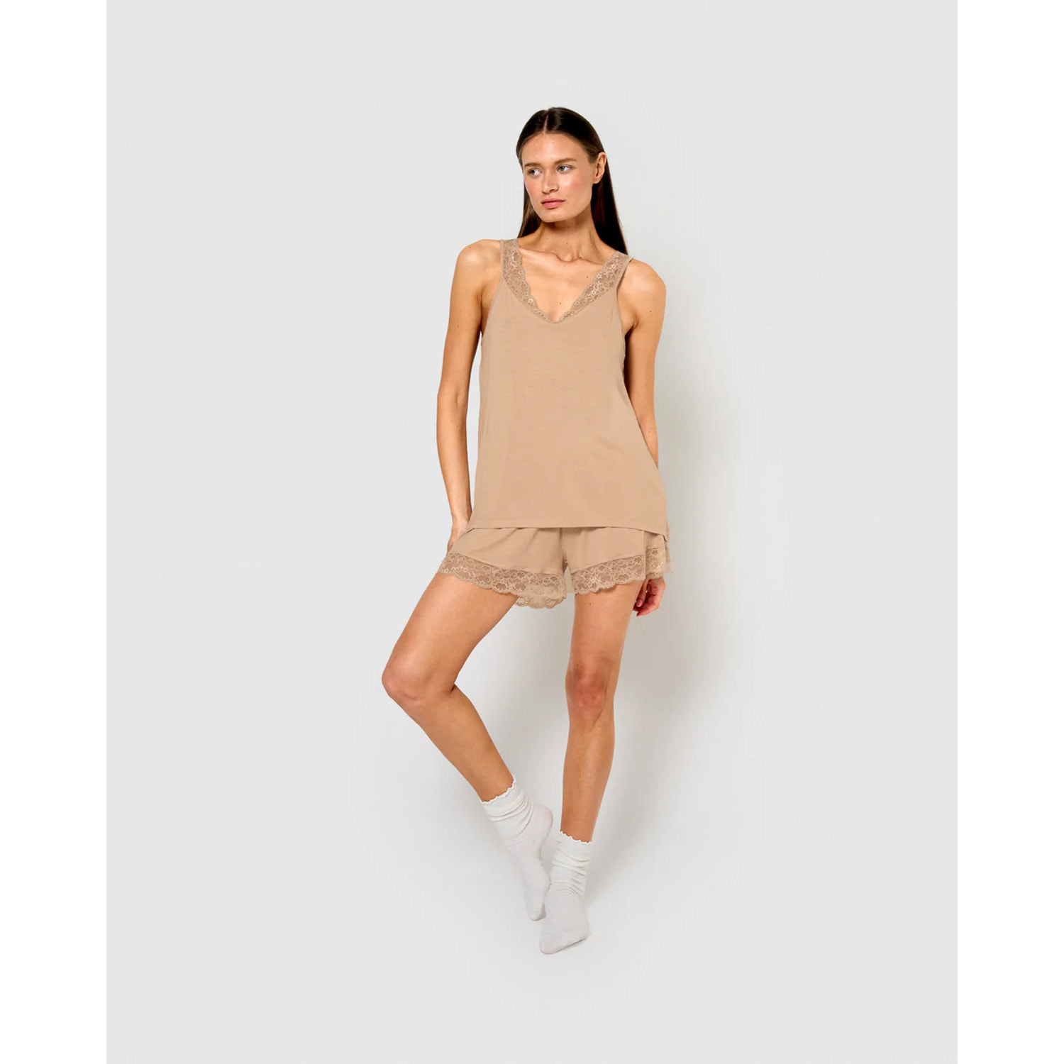 Pigiama in rayon semplice con spalline in pizzo
