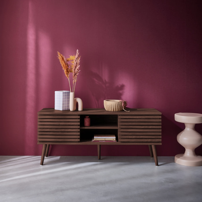 Meuble TV scandinave avec 2 portes décor bois noyer rainuré et 1 niche centrale avec étagère L120cm