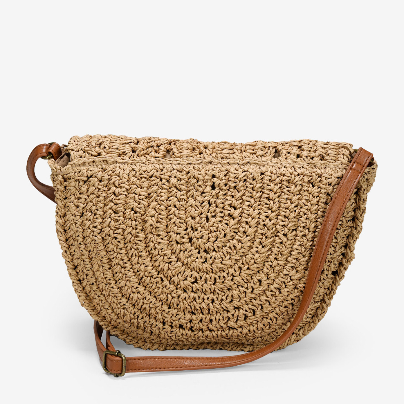 Bolso bandolera de rafia marón con solapa