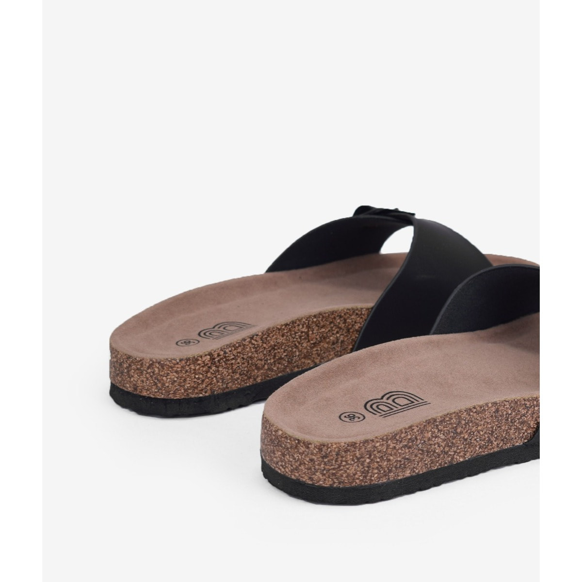 Sandalias planas negras con suela de corcho y hebilla