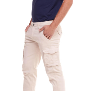Pantalón cargo minimalista para hombre.
