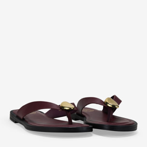 Sandalias de dedo burdeos con aplique metálico