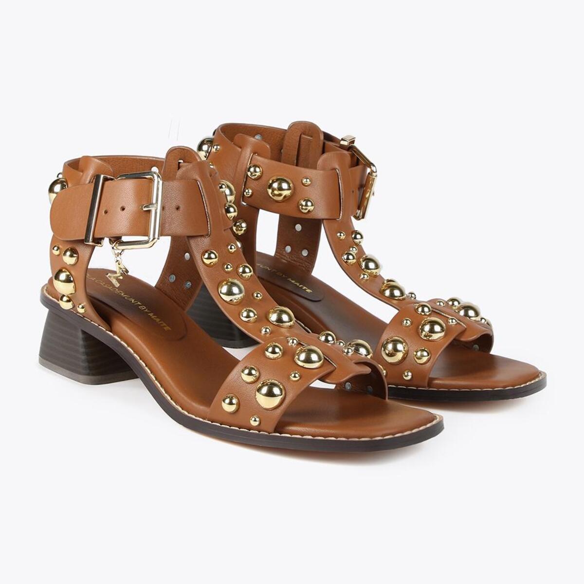 Sandali con tacco e decorazioni in metallo