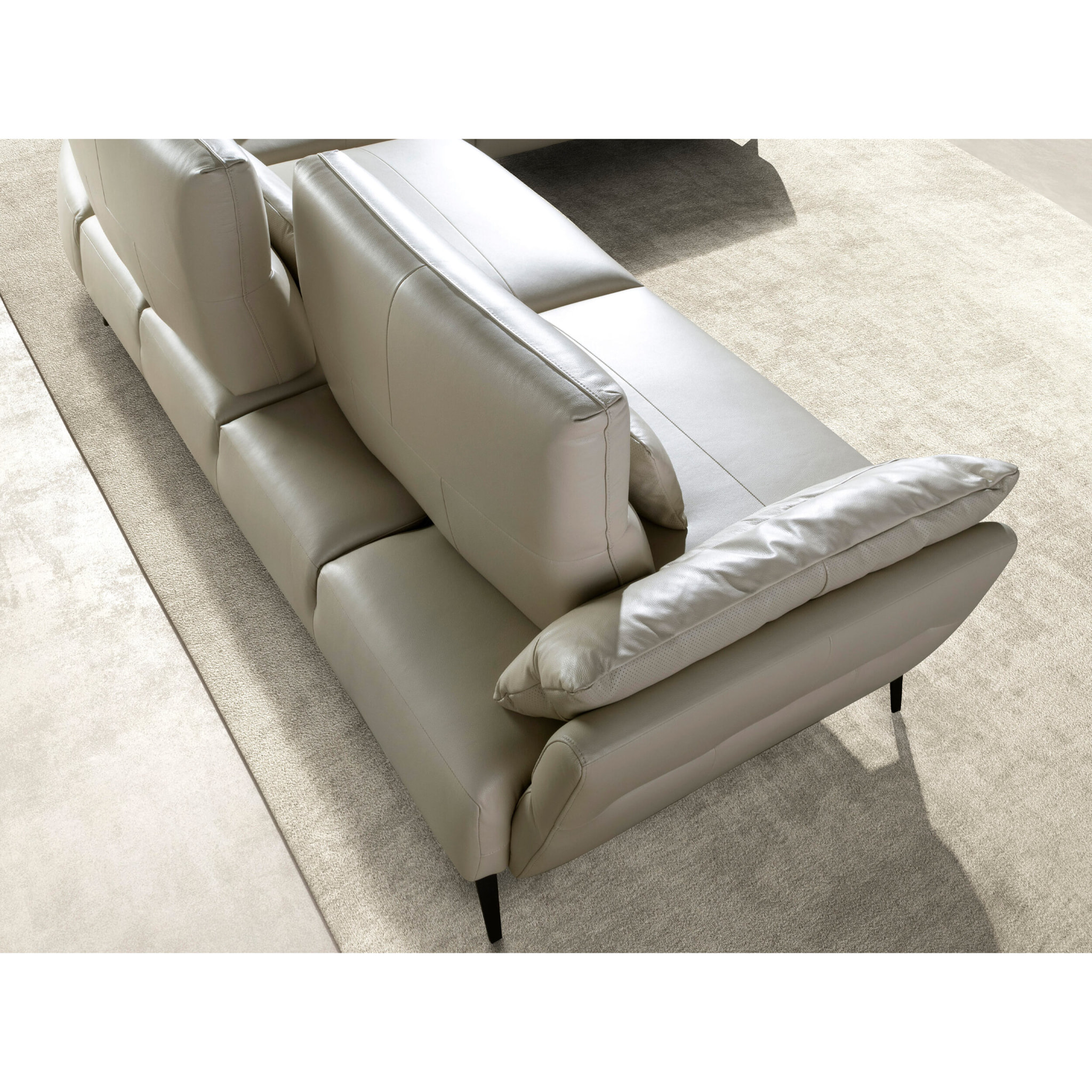 Sofá chaise longue Angel Cerdá derecha de 5 plazas tapizado en piel de origen vacuno en arena patas de acero inoxidable en negro 341x254x94cm