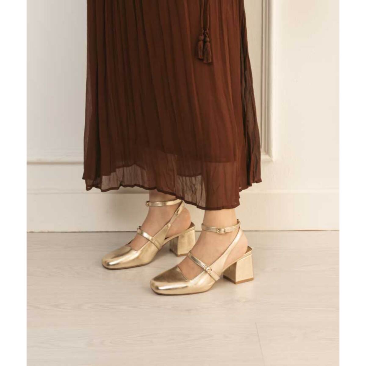 Zapatos Mary jane dorados destalonados con hebillas