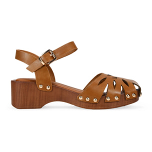 Sandalias marrones con suela de madera