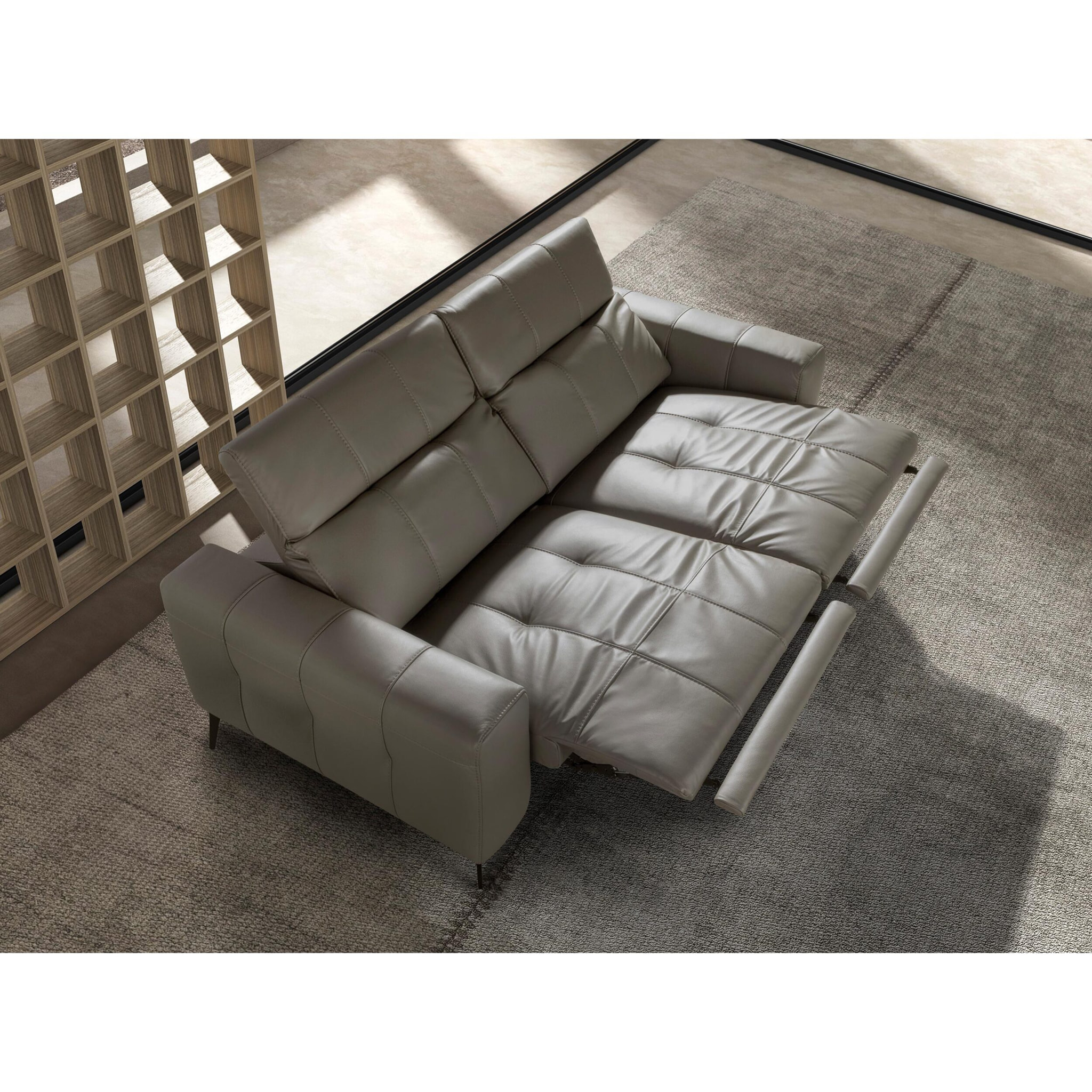 Sofá relax Angel Cerdá de 2 plazas tapizado en piel de origen vacuno en gris con reposacabezas patas de acero inoxidable en epoxi negro 2 sistemas de relax eléctrico 176x110x98cm