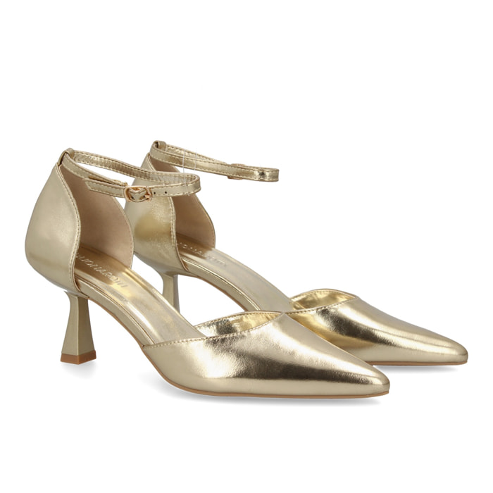 Zapato de salón con cierre de hebilla