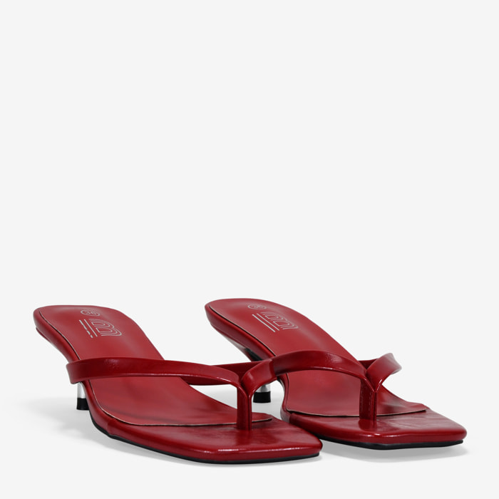 Sandalias de tacón rojas con tira de dedo