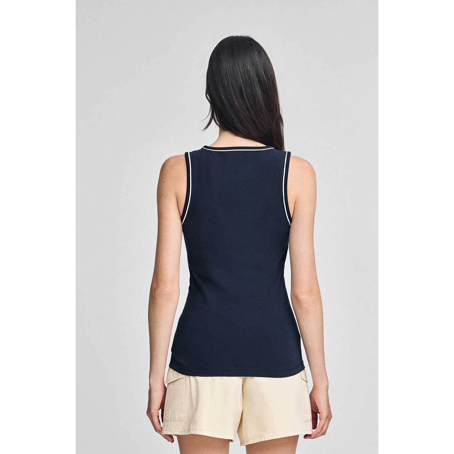 Camiseta azul marino de tirantes con escudo náutico