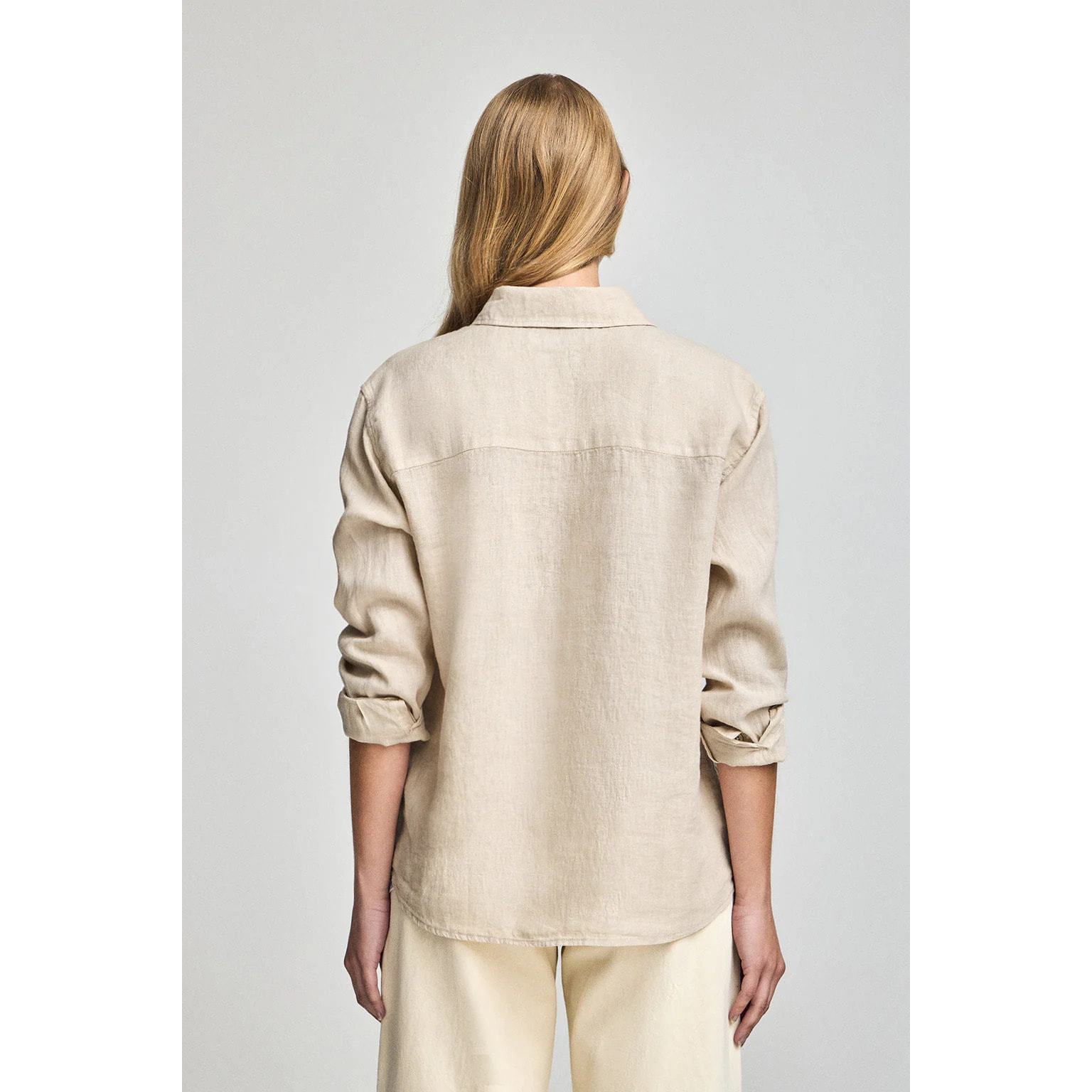 Camicia sabbia in lino tinta in capo con monogramma ricamato