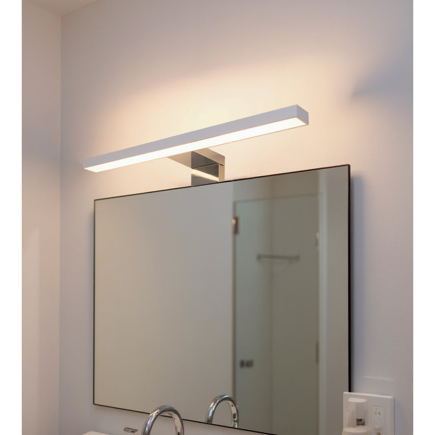 Applique LED 45 cm Da 7 Watt in ABS Cromato Luce Fredda 6000K IP44 Installazione su Bordo Specchio Illuminazione Uniforme Anti Riflesso Per Bagno Moderno e Zona Lavabo Design Elegante Argento