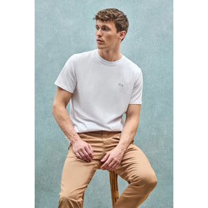 Camiseta blanca básica de cuello redondo con detalle bordado