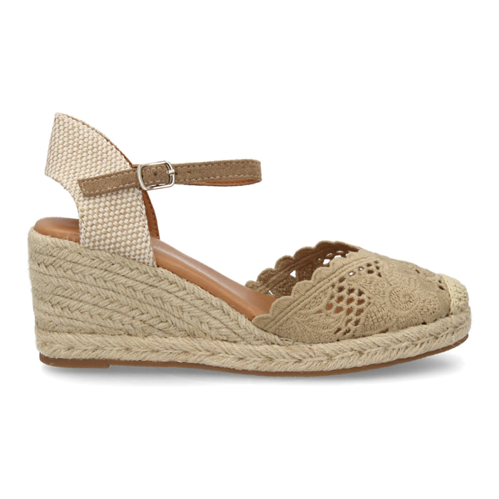 Alpargata cuña con calados altura media