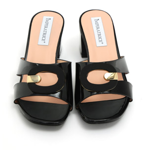 Sandali in simil pelle verniciata con tacco comodo ed applicazione sulla fascia