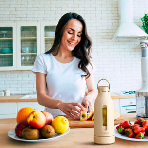 Batidora portátil con diseño de botella de 400ml con 10 cuchillas de acero y batería recargable de 1500mAh.