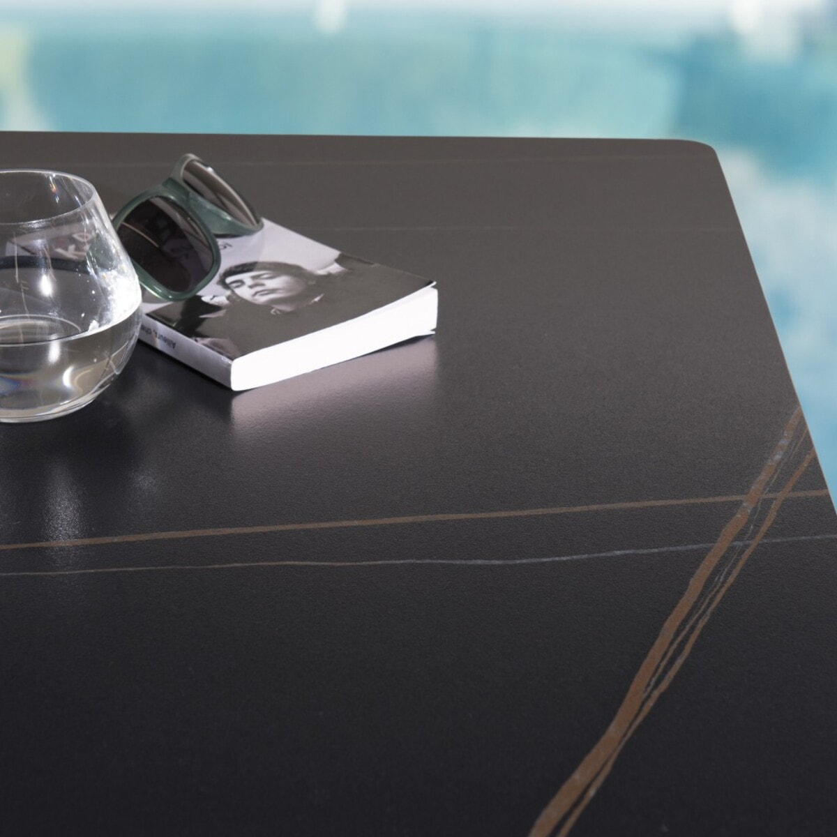 ICARE - Ensemble n°2: table bistrot 70x70cm en céramique marbré noir