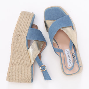 Sandali in simil pelle scamosciata con zeppa in rafia