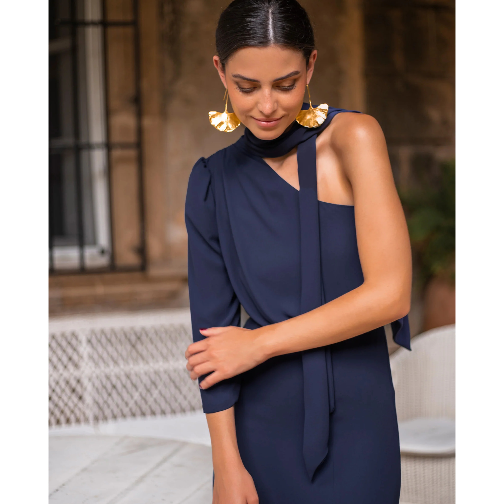 Vestido largo asimétrico con abertura.