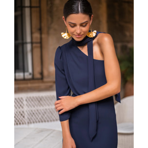 Vestido largo asimétrico con abertura.