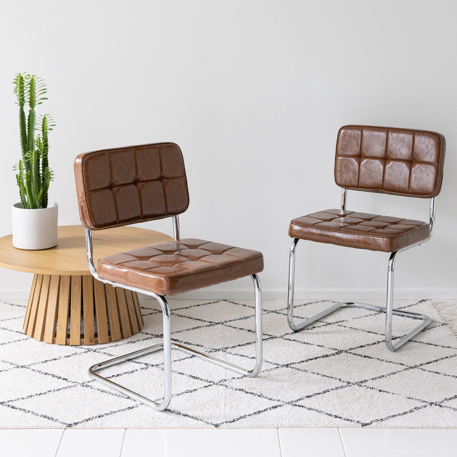 Lot de 2 chaises cantilever en simili marron MARIA
