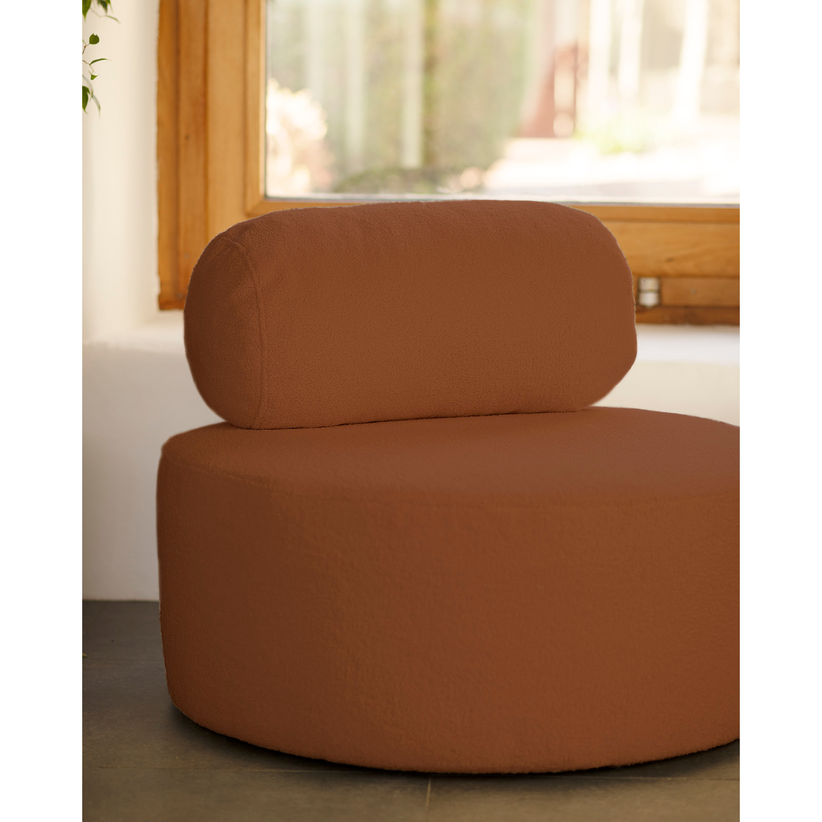 Sillón de bouclé redonda color marron cobre de 91x71cm Alto: 71 Largo: 91 Ancho: 91