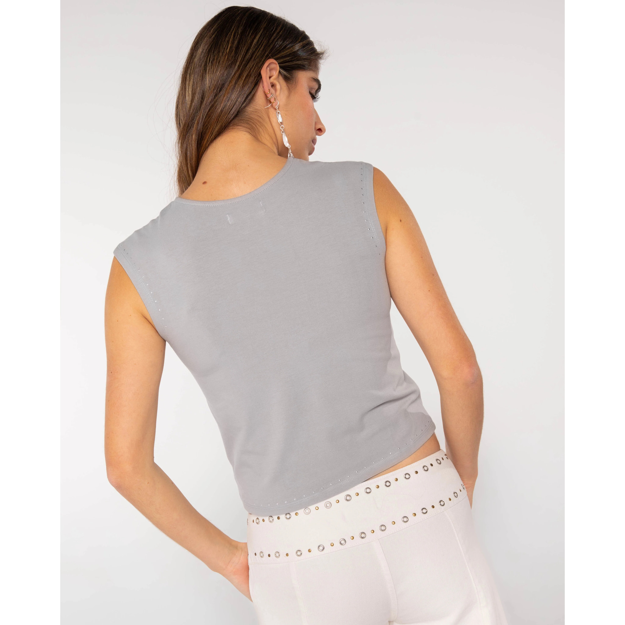 Top de mujer con cuello cut out y lazada