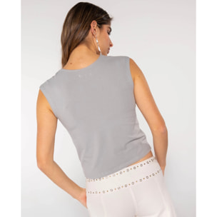 Top de mujer con cuello cut out y lazada