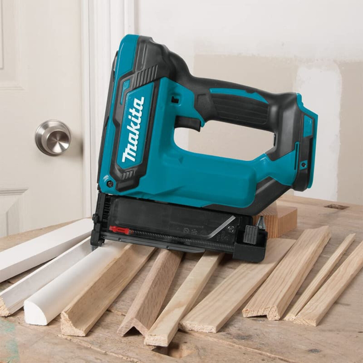 Cloueur de finition 18V LXT 35 mm - MAKITA - Sans batterie ni chargeur - DPT353Z