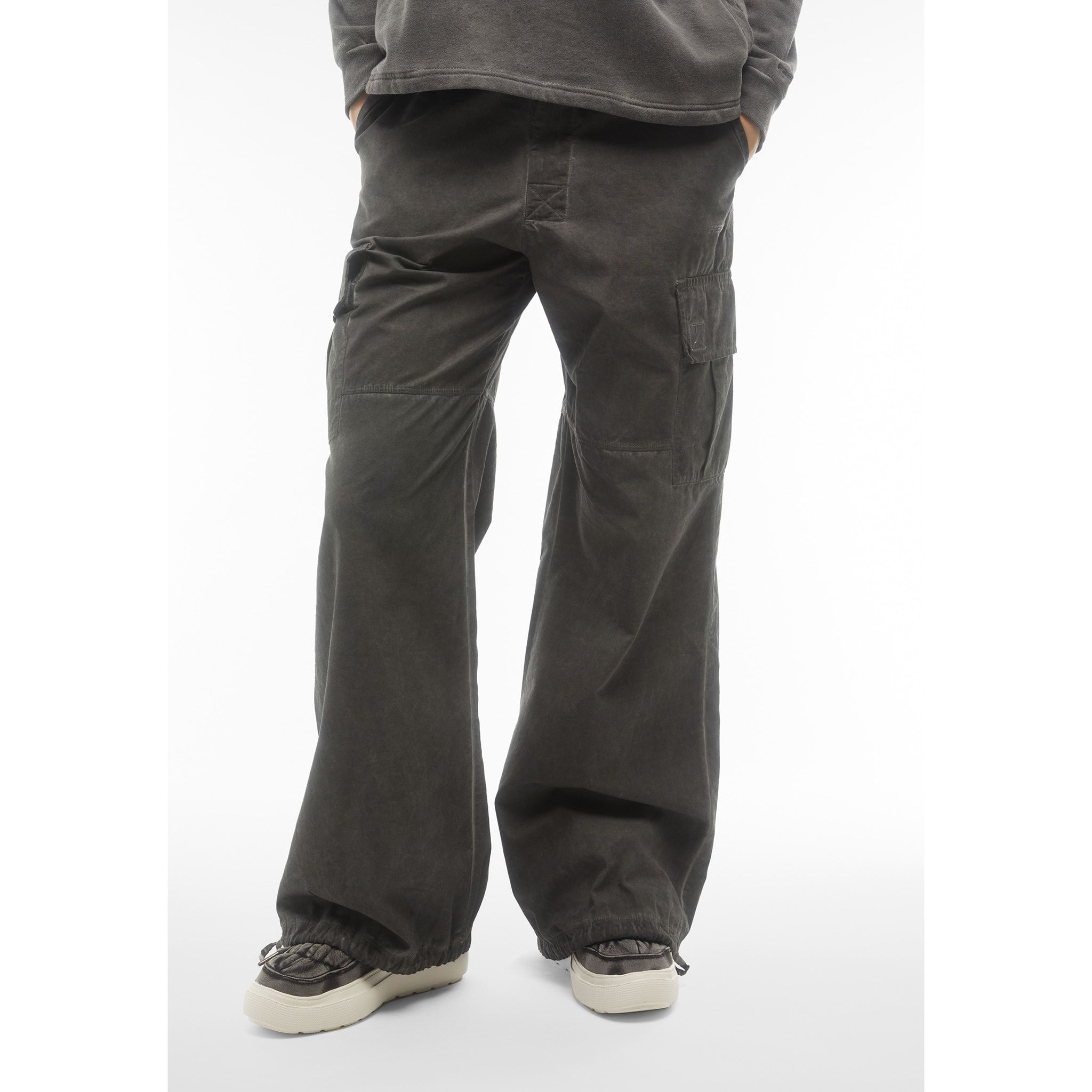 Pantaloni cargo in canvas tinto capo cold dyed