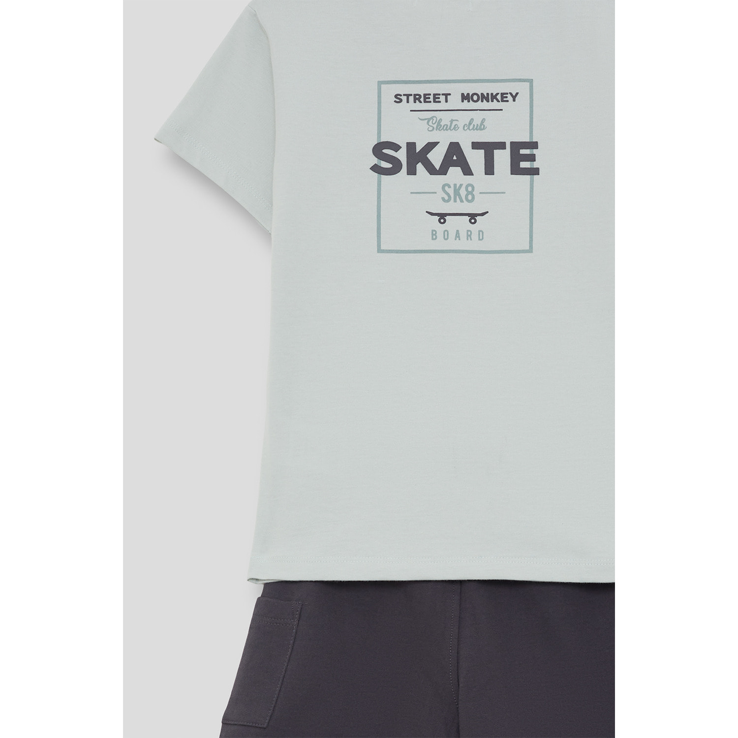 Conjunto Camiseta Lisa con Logo Pequeno y Shorts con Bolsillos Parche Estilo Casual | Color: Gris marengo | Street Monkey