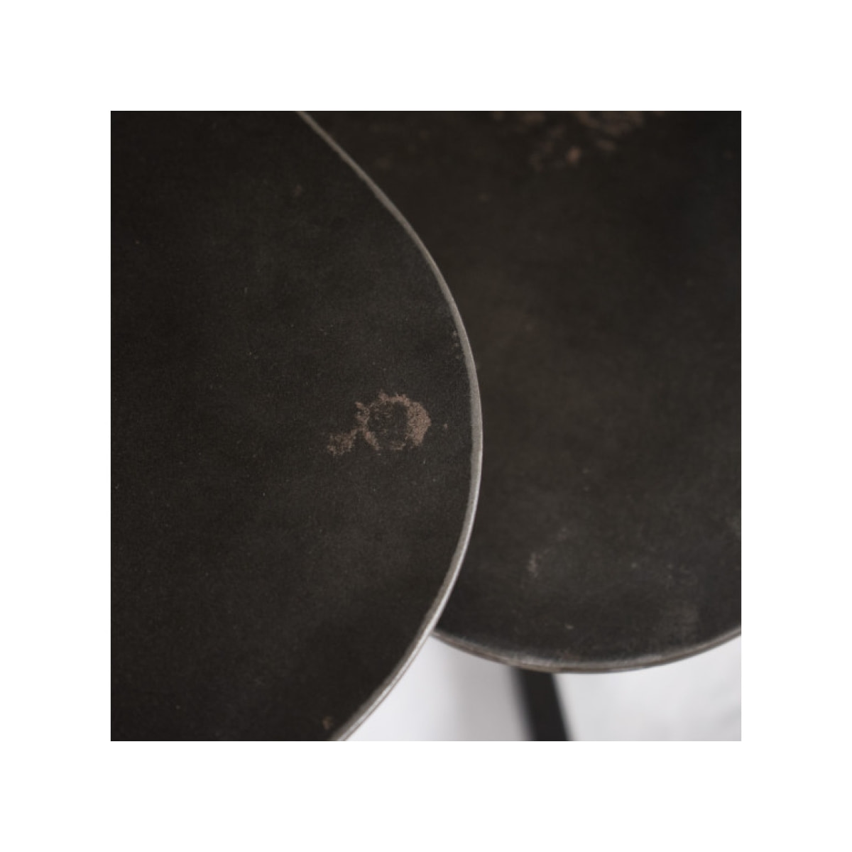 Table basse triangulaire en métal gris anthracite - 60 cm - PEGGY