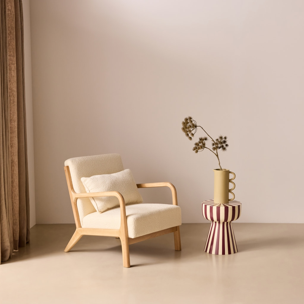 Fauteuil scandinave bois d'hévéa et bouclette texturée LORENS
