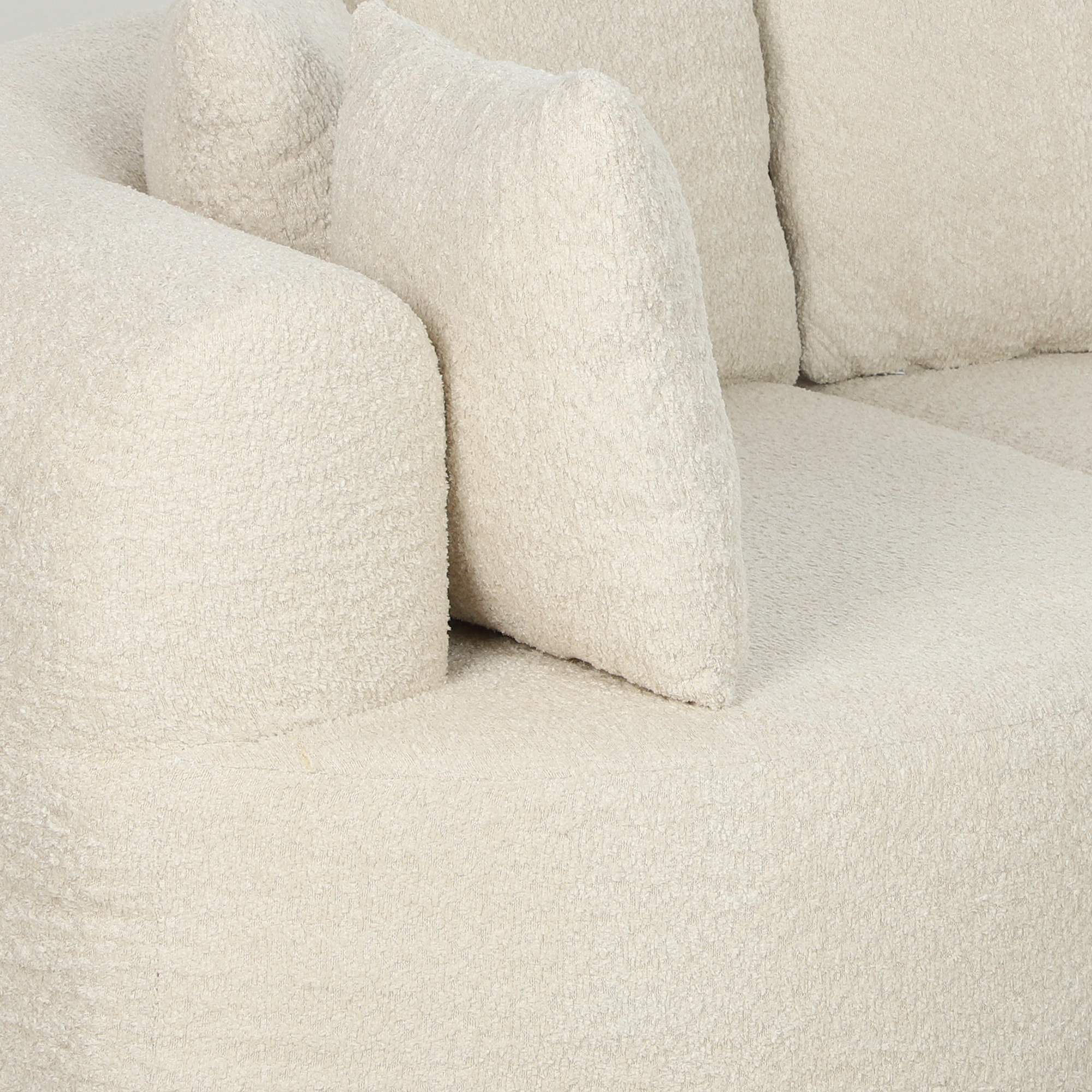 Canapé design arrondi 3 places 6 coussins tissu chenille crème